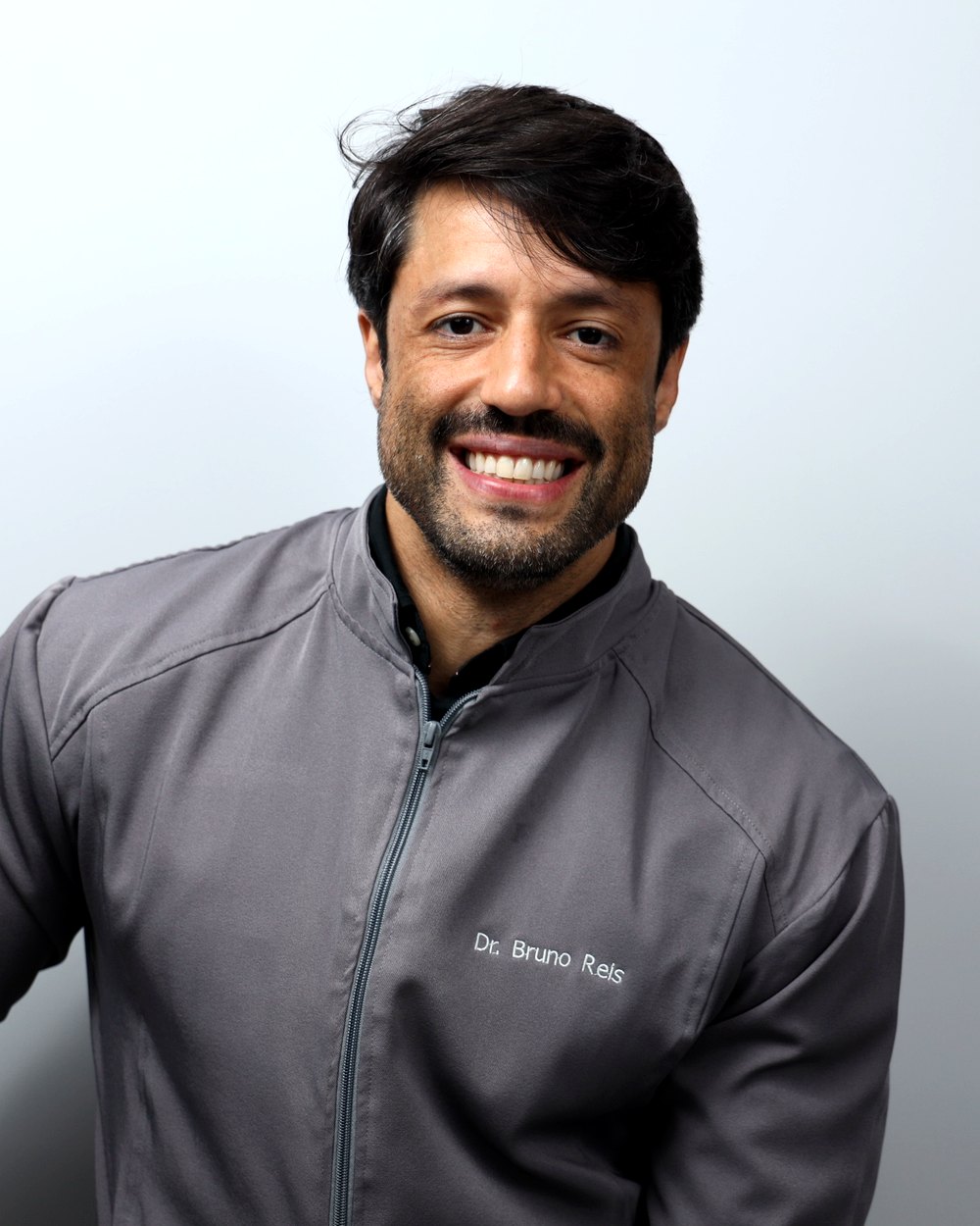 Retrato do Dr. Bruno Reis de jaleco